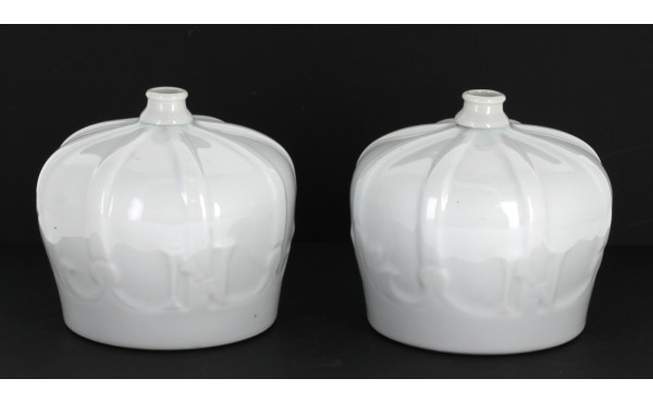 Paire de flacons ou bouteilles en porcel