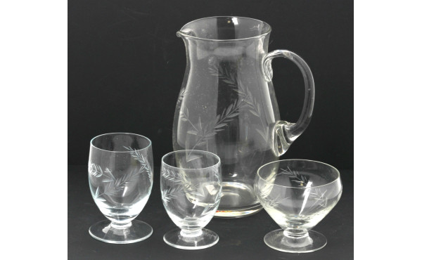 Service ancien en verre gravé comprenant