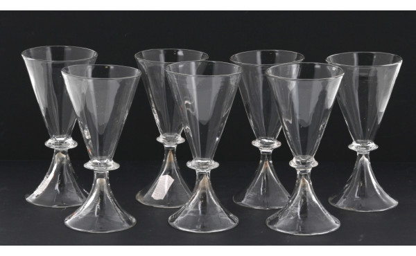 7 verres à pied anciens en verre de form