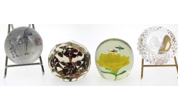 Lot 4 presse-papier en verre dont un fac