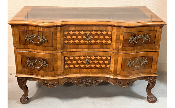 Commode en marqueterie de noyer, prunier