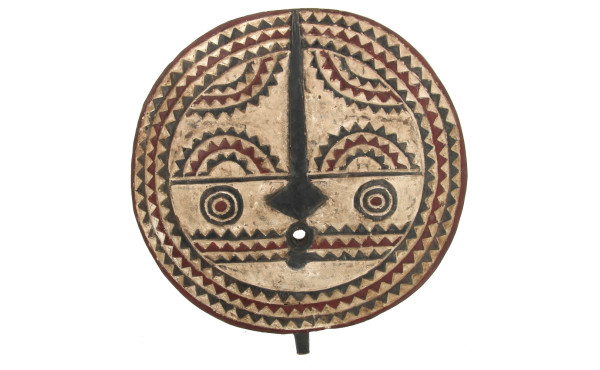 Masque décoratif en bois sculpté à pigme