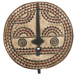 Masque décoratif en bois sculpté à pigme