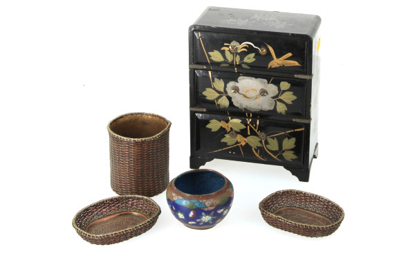 Serre-bijoux asiatique en laque ouvrant 