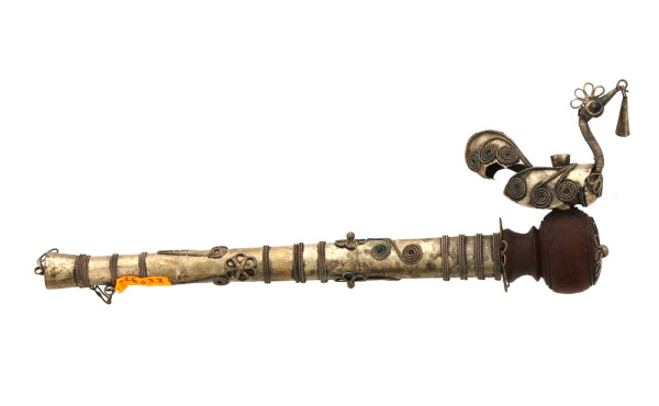 Pipe en bois, métal travaillé et métal f