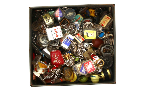 Boite garnie de porte-clés vintages (boi