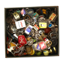 Boite garnie de porte-clés vintages (boi