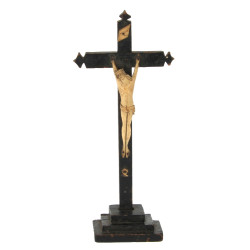 Christ en croix ancien en bois noirci et