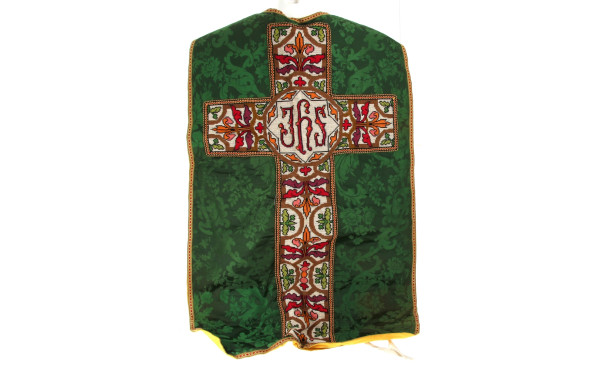 Chasuble brodée fond vert moiré, motif b