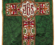 Chasuble brodée fond vert moiré, motif b