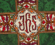 Chasuble brodée fond vert moiré, motif b