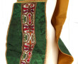 Chasuble brodée fond vert moiré, motif b
