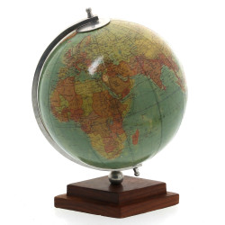 Petit globe de bureau terrestre, reposan