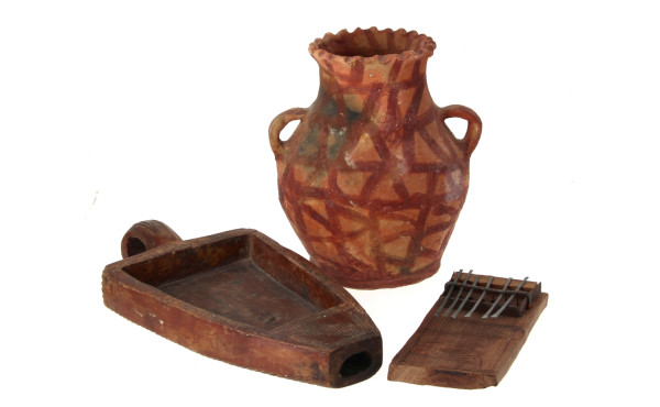 Lot comprenant une cruche en terre cuite