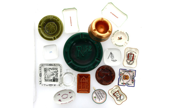 Lot de cendriers publicitaires