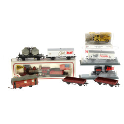 Lot comprenant 6 wagons dont 2 sous ple