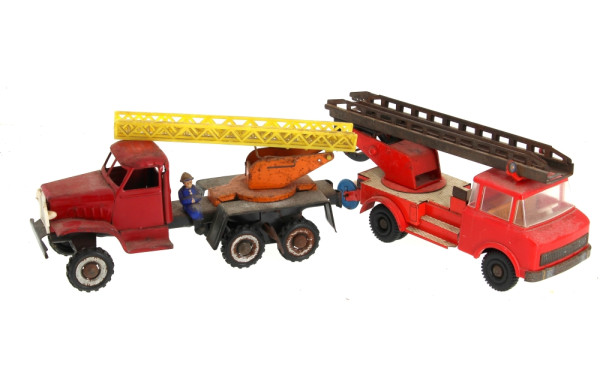 2 camions de pompier en tôle des années 