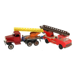 2 camions de pompier en tôle des années 