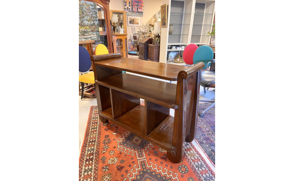 Meuble d'entre-deux en acajou à motifs s