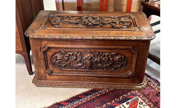 Coffre en chataigner à décor richement s