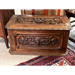 Coffre en chataigner à décor richement s