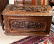 Coffre en chataigner à décor richement s