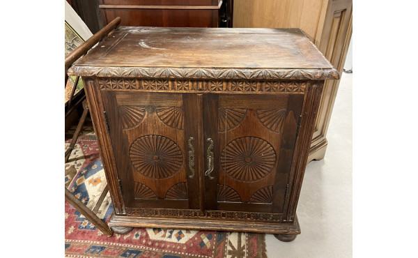 Petit meuble rustique ouvrant à 2 portes