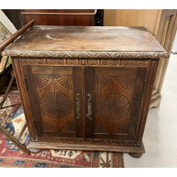Petit meuble rustique ouvrant à 2 portes