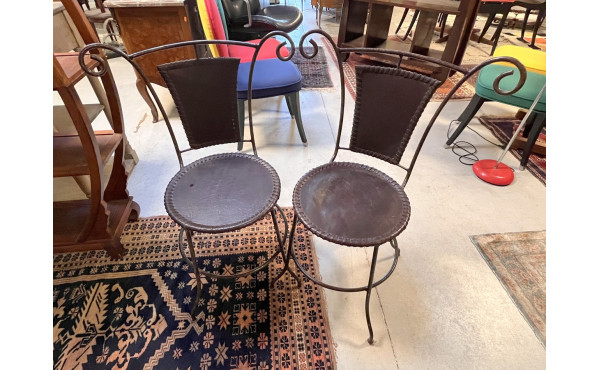 2 chaises en fer forgé et assises cuir