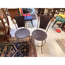 2 chaises en fer forgé et assises cuir