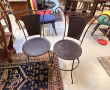 2 chaises en fer forgé et assises cuir