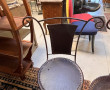 2 chaises en fer forgé et assises cuir