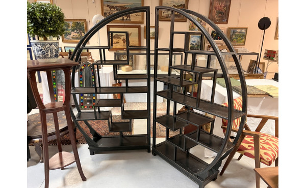 Paire d'étagères laquées noires arrondie