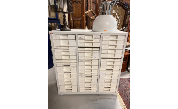 Meuble de rangement en métal et casiers 