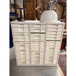 Meuble de rangement en métal et casiers 