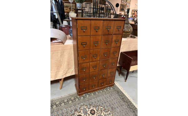Petit meuble à 12 tiroirs et 2 vantaux e