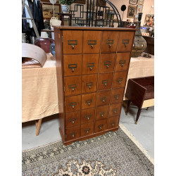 Petit meuble à 12 tiroirs et 2 vantaux e