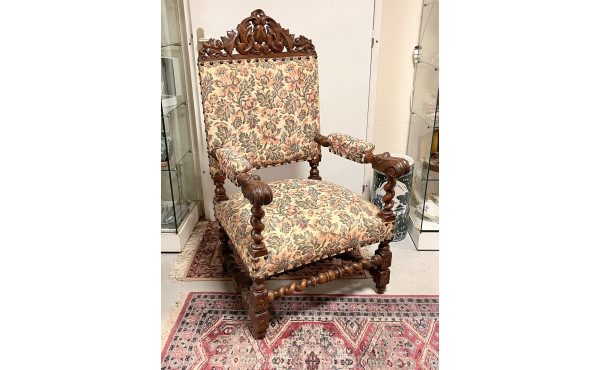 Important fauteuil en bois sculpté de fe