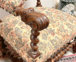 Important fauteuil en bois sculpté de fe