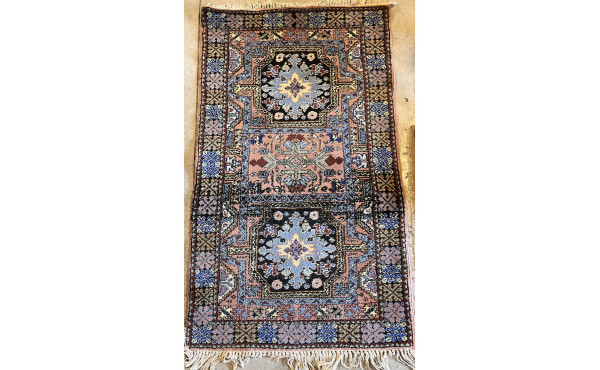 Tapis en laine points noués rose et bleu