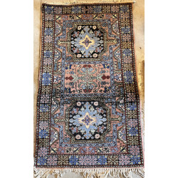 Tapis en laine points noués rose et bleu