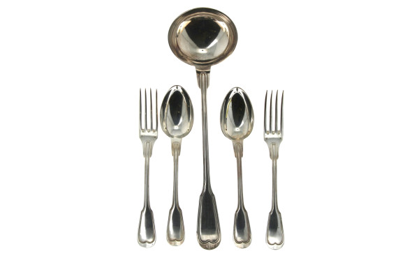 11 couverts et une louche en métal argen