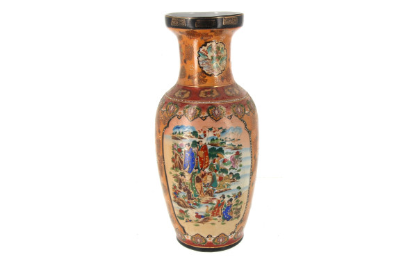 Vase balustre en porcelaineà décor de sc
