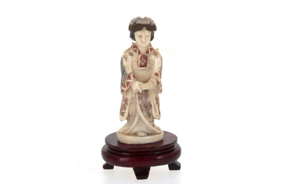 "Femme en tenue traditionnelle", sujet e