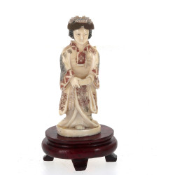 "Femme en tenue traditionnelle", sujet e
