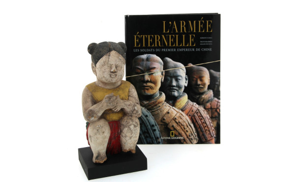"Jeune fille assise", sujet asiatique en