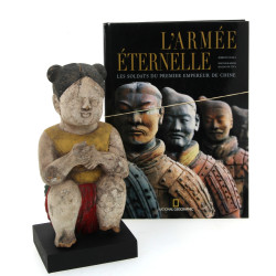 "Jeune fille assise", sujet asiatique en