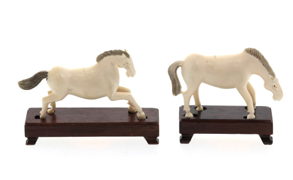 Paire de chevaux sculptés en ivoire d'hi