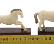 Paire de chevaux sculptés en ivoire d'hi