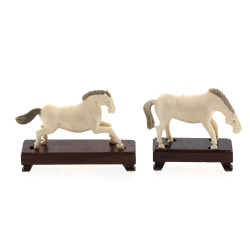 Paire de chevaux sculptés en ivoire d'hi